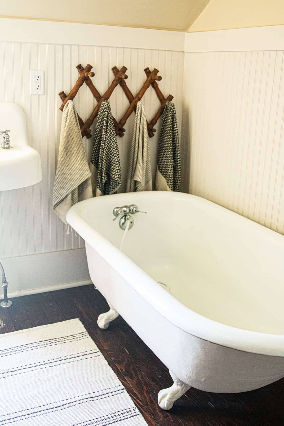 12 DIY 3-Ingredient Tub and Tile Cleaner Recipes Image